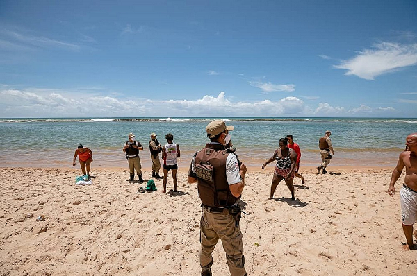 Banhistas sendo orientados a deixar as praias (Foto: Tiago Pacheco)
