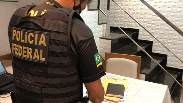 Estão sendo cumpridos 10 mandados de busca e apreensão em endereços ligados aos grupos criminosos investigados (Foto: Reprodução)