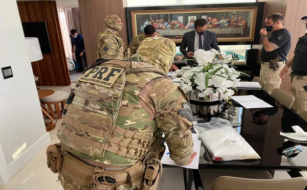 Operação foi deflagrada na sede de empresas e na casa dos investigados, em Salvador e Lauro de Freitas (Foto: Divulgação | MPBA)