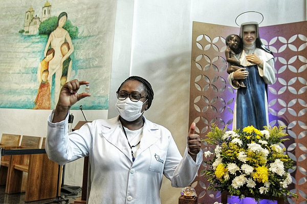 Enfermeira Maria Angélica de Carvalho Sobrinho, primeira pessoa a participar da campanha de imunização contra o coronavírus na Bahia (Foto: Arisson Marinho | CORREIO)