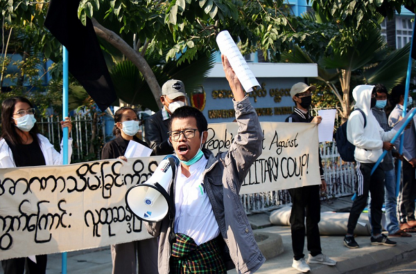 Manifestantes gritavam 'Vida longa à Mãe Suu' e 'Abaixo a ditadura militar' (Foto: Reprodução)