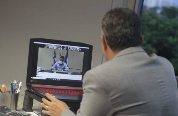 Governador em reunião virtual com o prefeitos para tratar de medidas restritivas contra o coronavírus (Foto: Elói Corrêa | Govba)