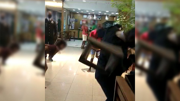 Adolescente arremessa um objeto metálico no segurança, que consegue se esquivar por poucos centímetros (Foto: Reprodução)