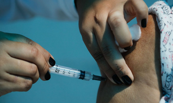 Se o ritmo de vacinação for mantido, a marca de 150 milhões de doses deve ser superada hoje (10) (Foto: Tânia Rêgo | Agência Brasil)