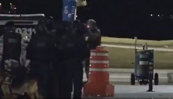 Vídeo que mostra momento em que policial atira em colegas (Foto: Reprodução)