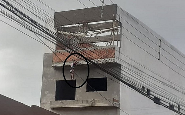 Operário ficou pendurado pelo equipamento de segurança (Foto: Reprodução)