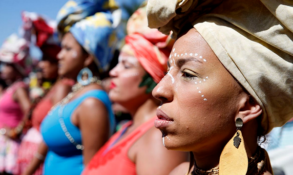 Mulheres marcham em Copacabana para celebrar o Dia da Mulher Negra Latino-Americana e Caribenha, durante a 3ª Marcha das Mulheres Negras no Centro do Mundo (Foto: Tânia Rêgo | Agência Brasil)