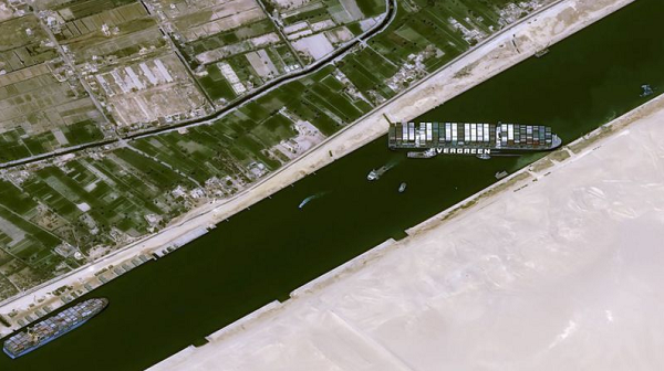 O Ever Given, que tem 400 metros de comprimento (quase quatro campos de futebol), ficou atravessado diagonalmente dentro do canal que não tem mais de 200 metros de largura, bloqueando o tráfego nos dois sentidos (Foto: Reuters)