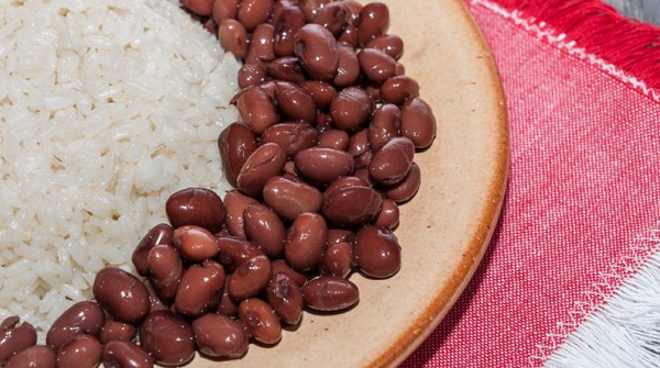 Linha de pobreza extrema leva em conta número mínimo de calorias necessárias em um dia, enquanto pobreza inclui também itens de higiene e limpeza (Foto: Reprodução)