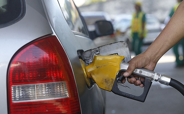 O preço da gasolina nas refinarias da Petrobras acumula alta de 53%, ante 40% do reajuste acumulado do diesel (Foto: Reprodução)