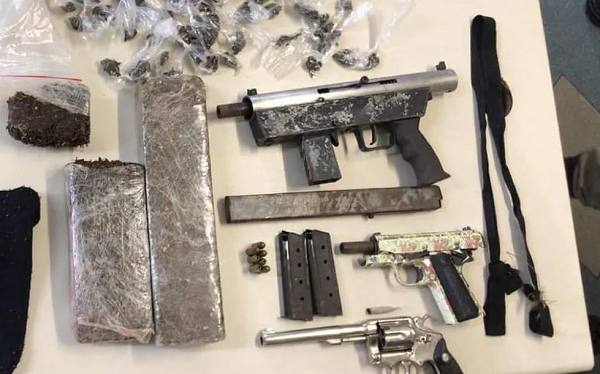 Homem foi preso após ser flagrado com submetralhadora, revólver, pistola e drogas (Foto: Divulgação | SSP-BA)