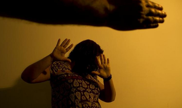 Pesquisa constatou que houve momentos de pico de violência contra a mulher durante o isolamento social (Foto: Reprodução)