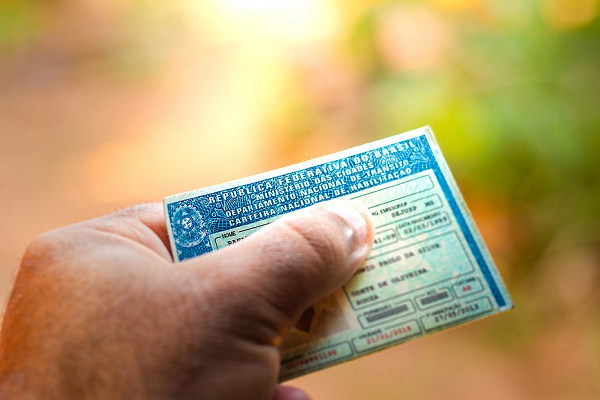 Motoristas que têm carteiras vencidas desde 1° de fevereiro de 2020 não estão obrigados a renovar o documento (Foto: Reprodução)