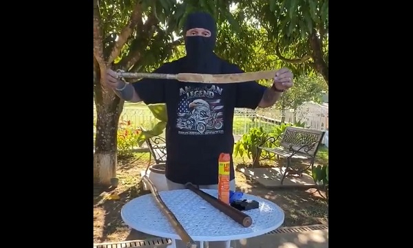 Ao posar com as mesmas ferramentas de tortura com que Jesus foi torturado, Jefferson agride frontalmente todos aqueles que creem ou, no mínimo, respeitam a doutrina do Cristo e supera o próprio ídolo, Bolsonaro, quando o assunto é idiotia - Foto: Reprodução