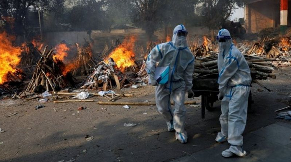 Cremações em massa na Índia sendo realizadas para vítimas de covid-19; colapso no país deve drenar recursos e suprimentos, inclusive alguns ainda necessários no Brasil (Foto: Reuters)