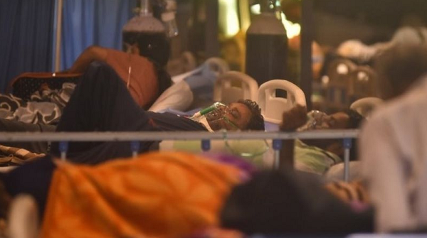 Índia tem registrado mais de 300 mil novos casos de covid-19 por dia na última semana (Foto: EPA)