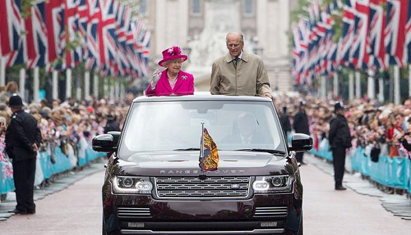 Príncipe Philip ao lado da rainha britânica Elizabeth II (Foto: Reprodução)