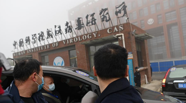 Membros da OMS visitam o Instituto de Virologia de Wuhan, na China, durante investigação sobre as origens do coronavírus (Foto: Hector Retamal/AFP)