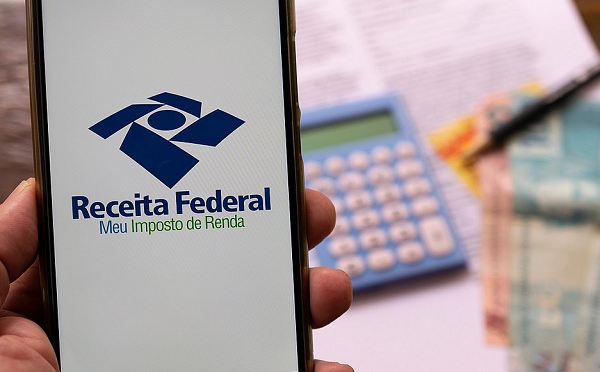 Quem fica sem declarar o IR pode ter problemas com instituições financeiras e governamentais. Além disso, pesa no bolso: a multa é de no mínimo R$ 175,74 e no máximo 20% do imposto de renda devido (Foto: Reprodução)
