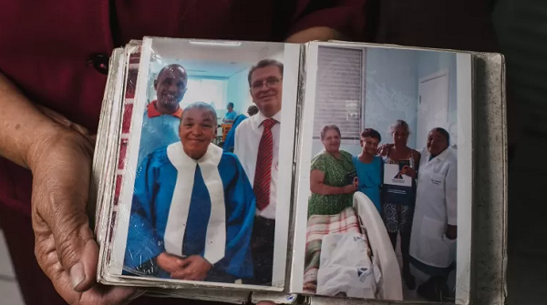 Fotos de irmãos na fé de Leida Gabriel Barbosa, ex-detenta e hoje missionária da Assembleia de Deus, em Belo Horizonte (Foto: Alexandre Rezende/UOL)