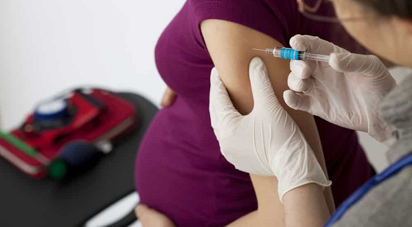 Gestantes e puérperas que possuem comorbidades devem seguir se vacinando (Foto: Reprodução)