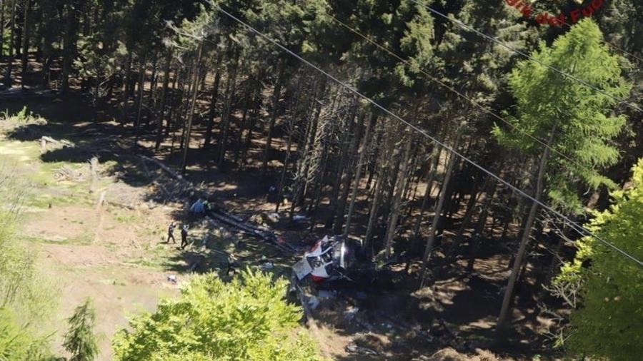 Teleférico cai na cidade de Stresa, na região do Piemonte, na Itália Imagem: Handout / Vigili del Fuoco / AFP