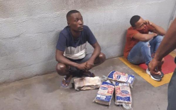 Bruno Barros da Silva, de 29 anos, e seu sobrinho Ian Barros da Silva, 19, foram mortos após serem acusadas de furto no interior do supermercado Atakarejo (Foto: Reprodução)