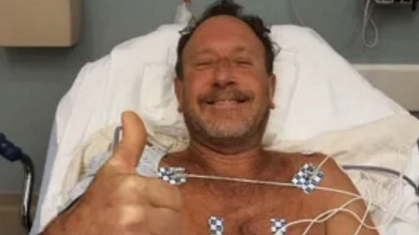 O pescador de lagostas de 56 anos, fotografado no hospital depois de passar mais de 30 segundos na boca de uma baleia jubarte (Foto: Família/Packard)