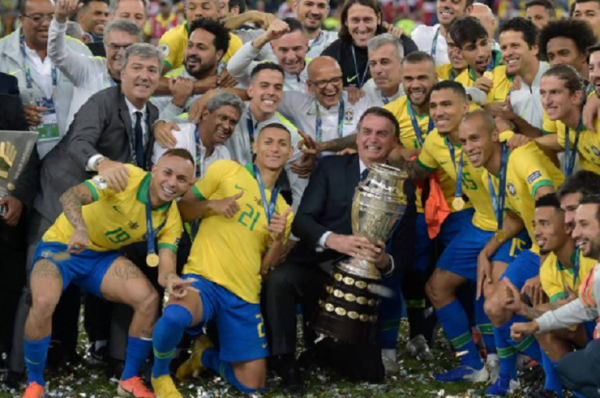 Segundo Bolsonaro, o governo federal recebeu a anuência de quatro estados para receber os jogos (Foto: Reprodução)