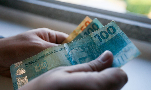 A primeira parcela do décimo terceiro é isenta de Imposto de Renda e equivale à metade do benefício mensal bruto pago pelo INSS (Foto: Reprodução)