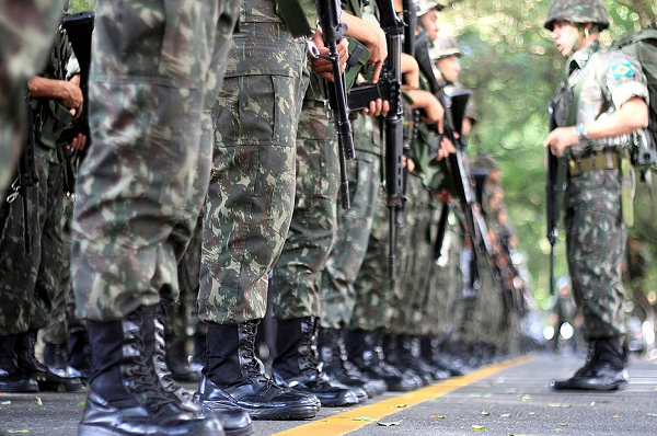 As carreiras militares oferecem vantagens como aposentadoria integral, estabilidade e ascensão profissional (Foto: Joa Souza/Shutterstock.com)