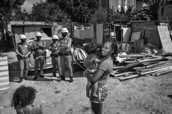 Moradora acompanha a retirada dos pertences que estavam em terreno da zona norte (Foto: Reprodução/UOL)