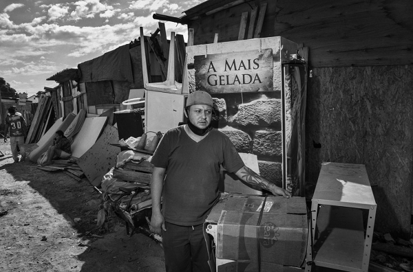 Anderson vendia bebidas na comunidade para sobreviver (Foto: Reprodução/UOL)