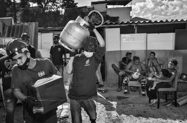 Moradores acompanham retirada dos pertences que estavam em terreno da zona norte (Foto: Reprodução/UOL)