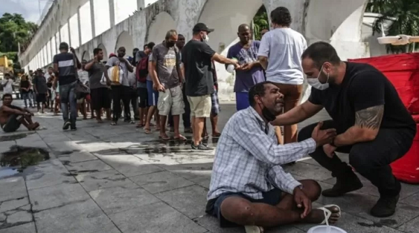 A fome, que crescia no Brasil na última década, acabou se agravando na pandemia (Foto: EPA) A fome, que crescia no Brasil na última década, acabou se agravando na pandemia (Foto: EPA)