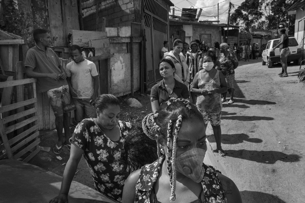 Moradores da Portelinha, comunidade da zona sul da capital, aguardam doação de alimentos da ONG Treino na Laje (abril, 2020) (Foto: Reprodução/UOL)