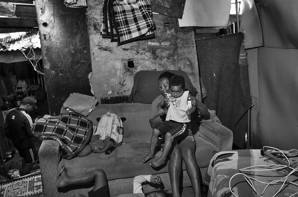 Cleide e os filhos dependem de doações e sobras da feira livre no Jardim Peri Alto, zona norte (Foto: Reprodução/UOL)