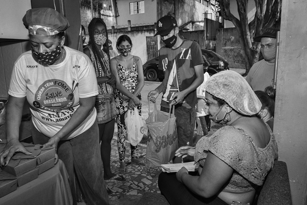 Moradores da Brasilândia, zona norte, se organizam para doar marmitas desde o ano passado (Foto: Reprodução/UOL)