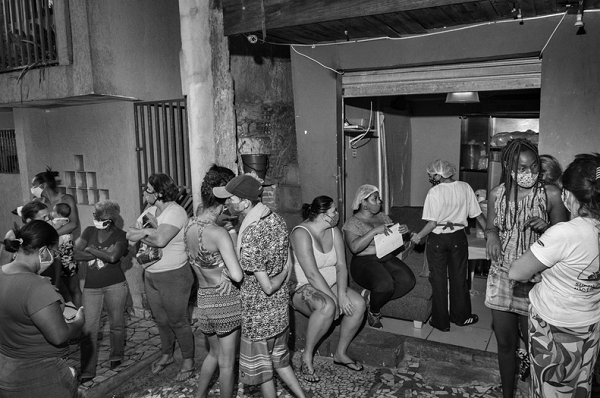 180 marmitas são preparadas por dia para a comunidade (Foto: Reprodução/UOL)