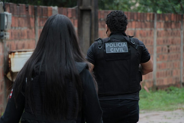 Equipes da 26ª Delegacia Territorial (DT) do distrito do município de Camaçari cumpriram o mandado de prisão preventiva (Foto: Haeckel Dias/Polícia Civil)
