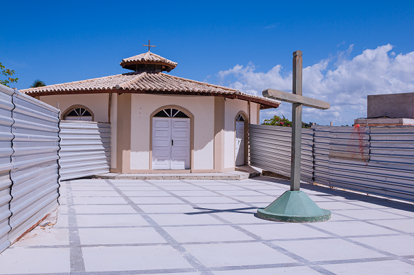 Comunidade convive com tapumes e promessas há dois anos e meio (Foto: Josué Silva)