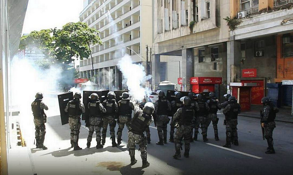 Ação da PM para dispersar manifestantes no centro do Recife (Foto: Reprodução)