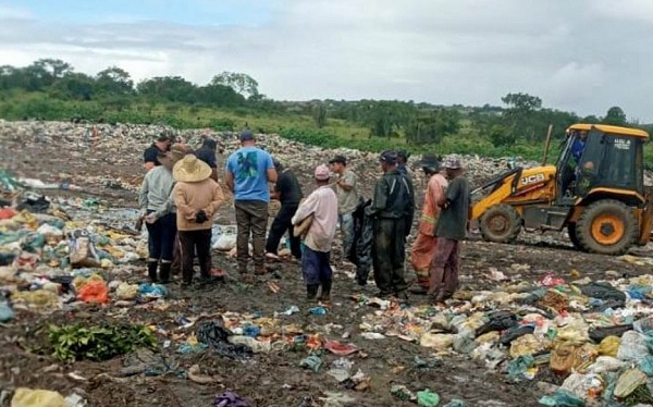 Bebê estava em saco deixado em lixão (Foto: Divulgação)