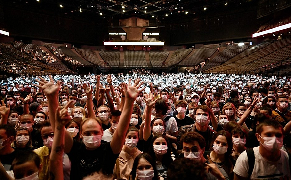 Em Paris, houve show no fim de maio com o objetivo de investigar se esses eventos podem ocorrer com segurança. Mas a Delta muda este cenário (Foto: Stephane de Sakutin/AFP)
