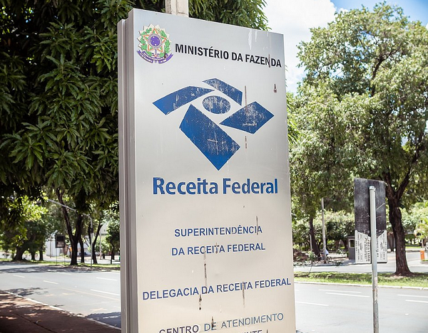 Há sete anos sem realizar concursos, a Receita Federal virou um dos certames mais disputados entre os concurseiros (Foto: Rafastockbr/Shutterstock/Reprodução)