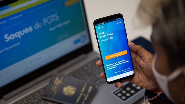 Os interessados em escolher essa modalidade de pagamento devem informar à Caixa, por meio do aplicativo FGTS (Foto: Fabiane de Paula)