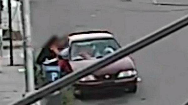 Jacob andava pela calçada quando um carro um homem desce de um carro estacionado, agarra o menino e o leva para o veículo (Foto: Reprodução)
