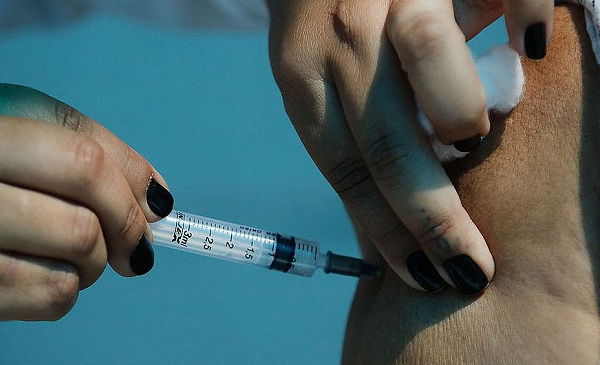Com a decisão, será possível vacinar os remanescentes deste público prioritário que ainda não recebeu nenhuma dose de imunizante (Foto: Reprodução)