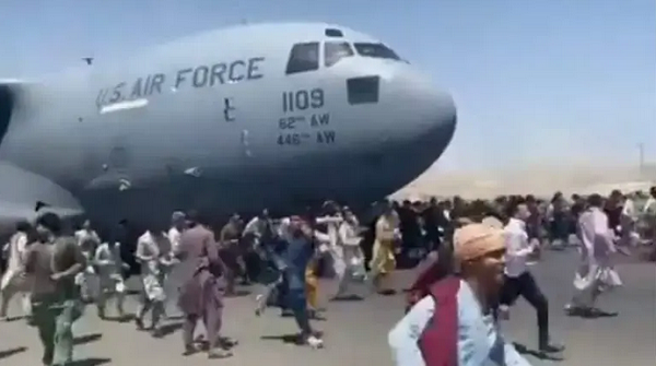 Pessoas caíram de um Boeing C-17, da Força Aérea dos Estados Unidos, ao tentarem fugir de Cabul (Foto: Reprodução)