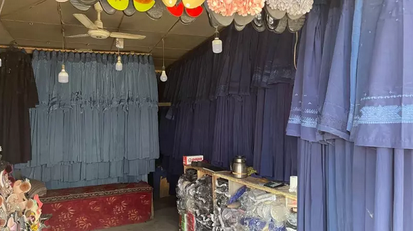 Burcas penduradas em um mercado em Cabul em 31 de julho. O preço disparou à medida que as mulheres correm para se cobrir para evitar atrair a atenção dos militantes (Foto: CNN)